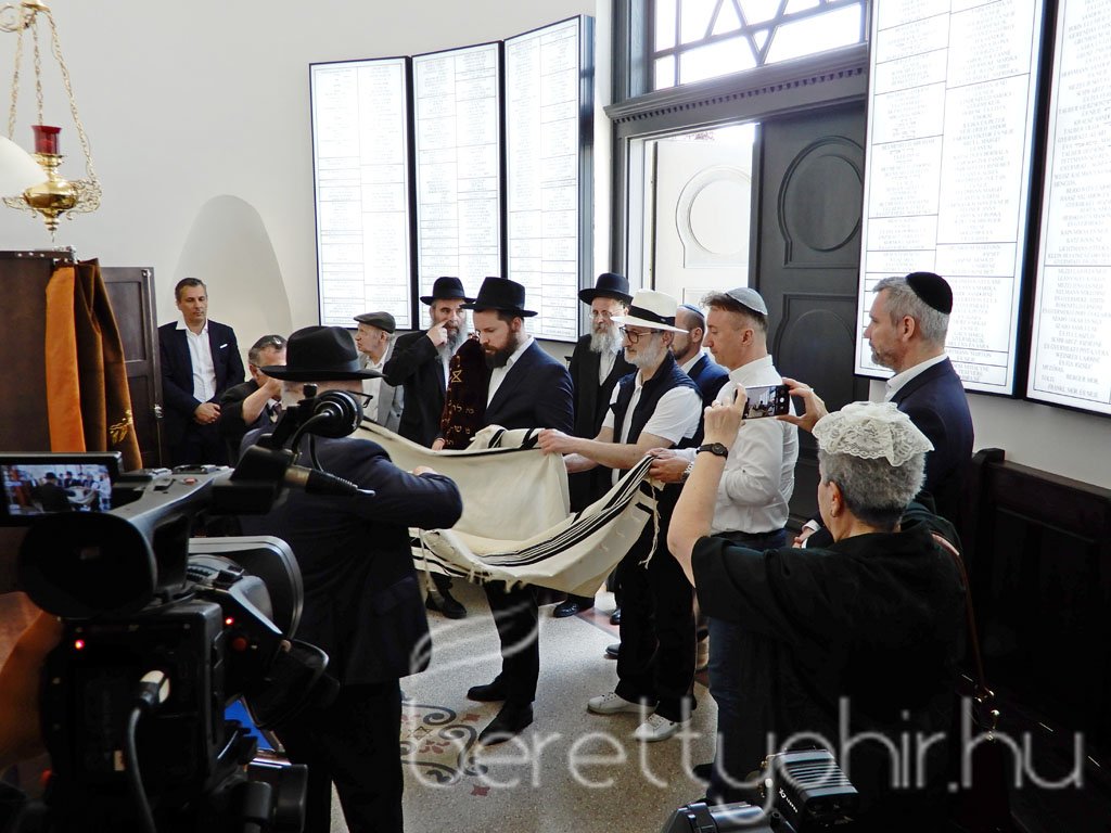 Átadták a felújított zsinagógát 59